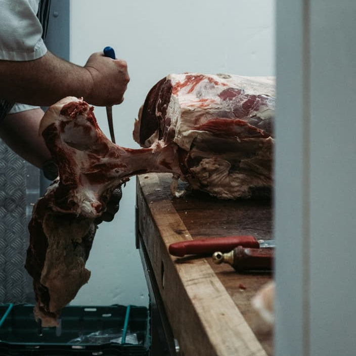 Metzger bearbeitet das Rohfleisch